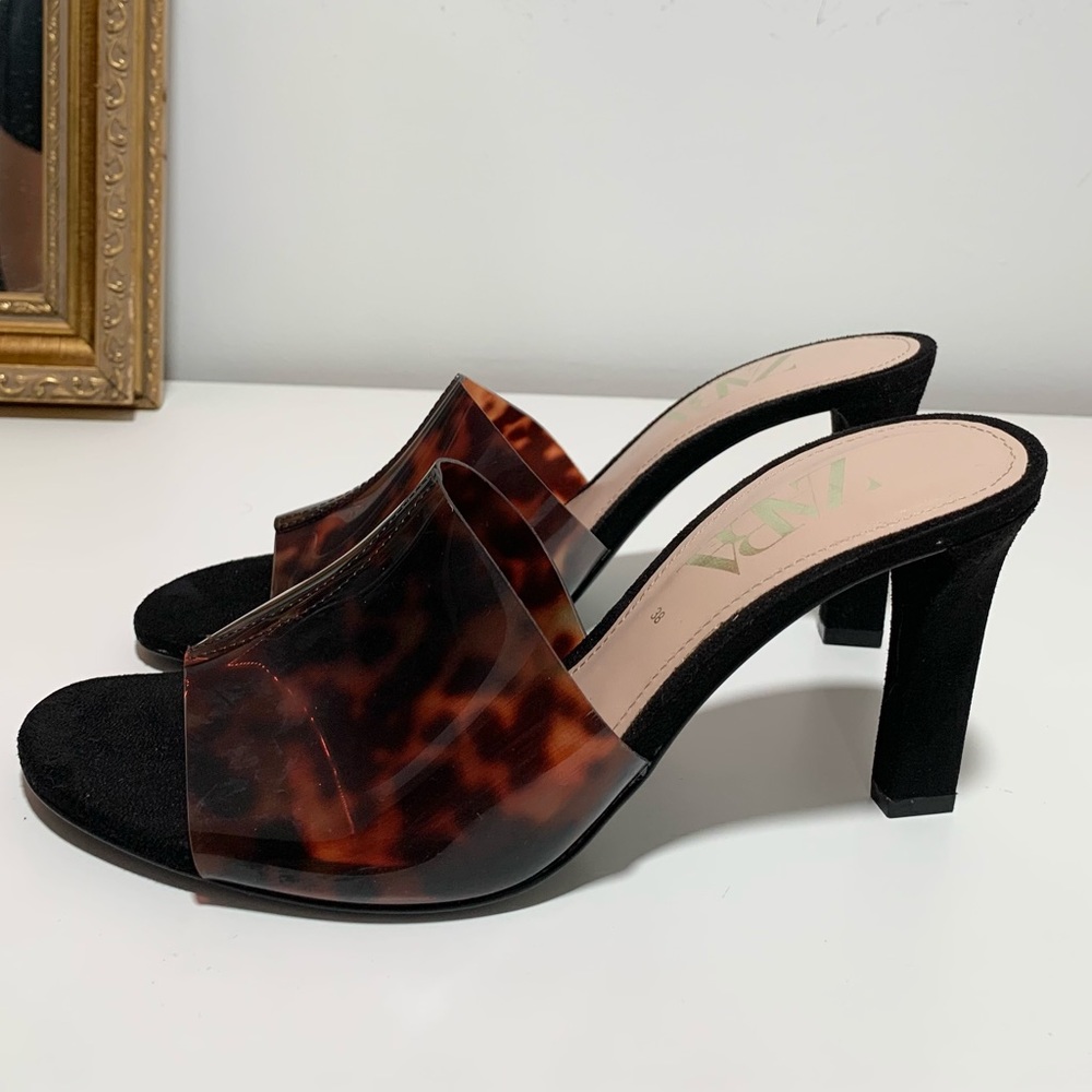 It’s a Zara heels . It’s on size 7.5